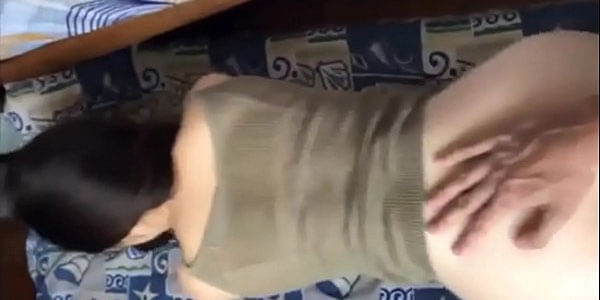 คลิปหลุดไทยแอบตั้งกล้อง ผัวเย็ดเมียกลางวันแสกๆ  เย็ดสดแตกในบนที่นอน