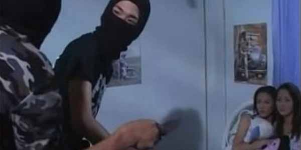 หนังโป้ไทยข่มขืน โจรหื่นบุกเย็ดสองสาวเงี่ยนหี ผลัดกันซอยหีรัว ๆ จนน้ำแตก