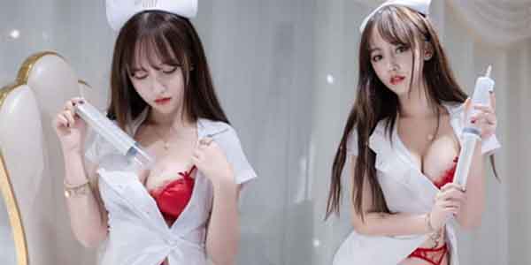 ภาพสาวโป้ คอสเพลย์สาวพยาบาลน่ารักโชว์หี ยืนโพสท่ากับเข็มฉีดยาหลอดยัก