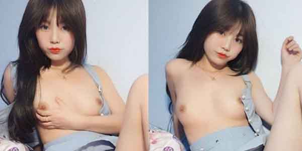 ภาพถ่ายเปลือย สาวน้อยนมสวยแก้ผ้าอวดหีโหนก นั่งแหกขาอวดหีสวย ๆ น่าเยส