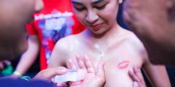 รูปโป๊สาวไทย ออยรอยจูบแก้ผ้าโชว์หีกลางผับ ถอดเสื้อผ้าออกหมดเห็นนมสวยหีบาน