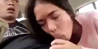สาวอยากลองจับควยใหญ่ชักจนแข็งก่อนโม๊คบนรถ หนุ่มคนดังโดนสาวอมควย