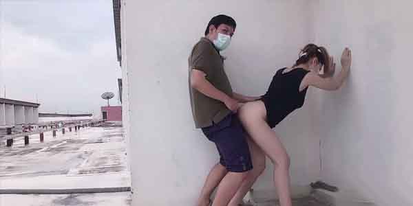 สาวร่านโดนเยสเอ้าดอร์ ถอดกางเกงให้หนุ่มแปลกหน้าเงี่ยนควยซอยหีเน้น ๆ จนแตก